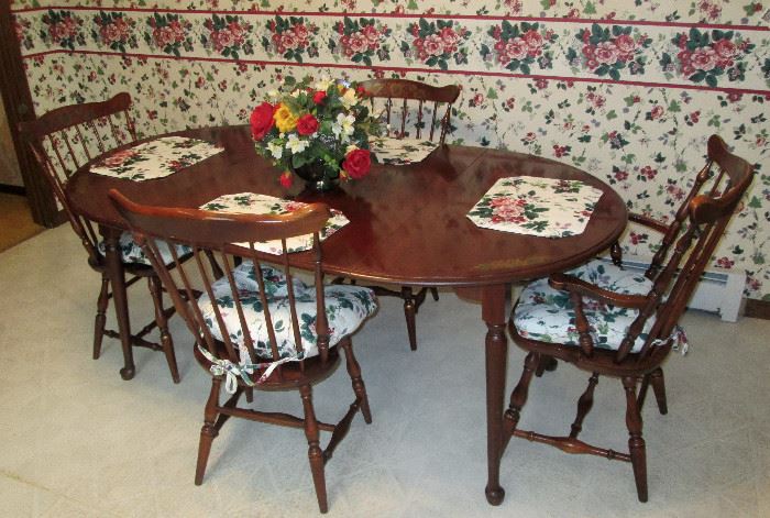 Quality Hitchcock Mahogany Dining Table w 2 leaves and 4 Chairs - subtle stencil design is quite nice touch.