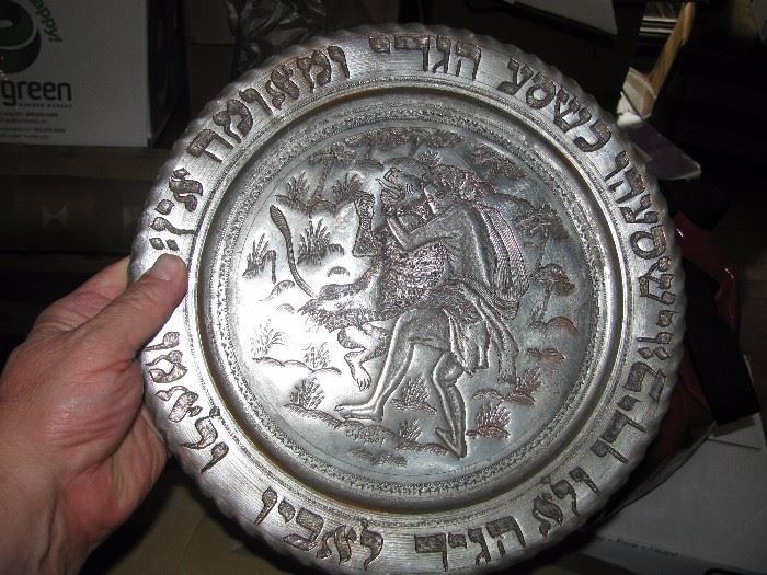 UNUSUAL ANTIQUE PLATE, SIGNED , ABOUT DAVID AND HIS FIGHT WITH A LION