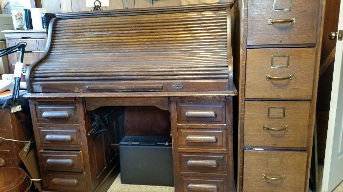 Early S roll top oak desk raised panel. Great original condition.