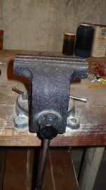 BENCH VISE