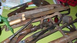 MANY HAND TOOLS