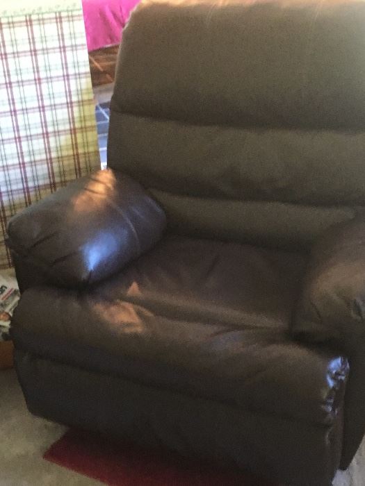 Great oversize leather chair in excellent condition