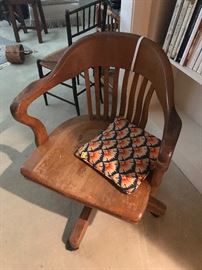 oak swivel desk chair. vintage beauty
