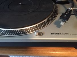 Technics quartz direct drive turntable SL-1200 MK2