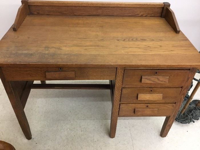 mission oak child's or ladies desk in beautiful condition 