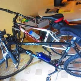 TREK 930 SINGLE TRACK MOUNTAIN BIKE (LIKE NEW 2 YEARS OLD) MOUNTAIN BIKE SPECIALIZED HARD ROCK SPORT DIRECT DRIVE (LIKE NEW)