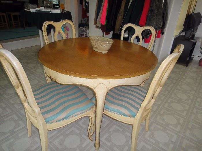 French Provincial table w/ 6 chairs and 2 leaves 