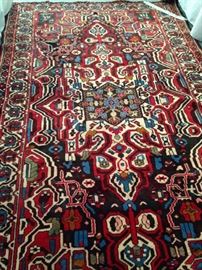 Impressive 5 feet 4 inches x 9 feet 7 inches Persian rug (Baktiari)