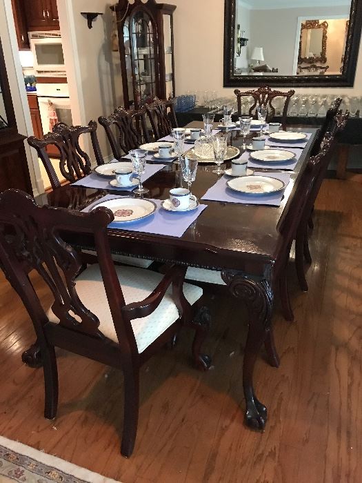 Chippendale style dining table by Thomasville with 8 Chippendale style chairs, 6 sides and 2 arm chairs