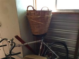 Baskets & bicycle
