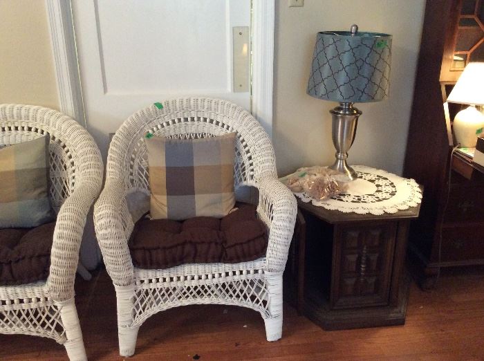 2 Wicker chairs, lamp & octagon table 