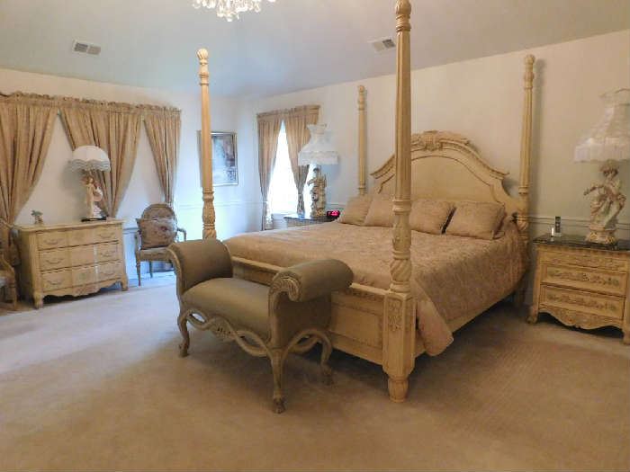Thomasville bedroom set in king size 