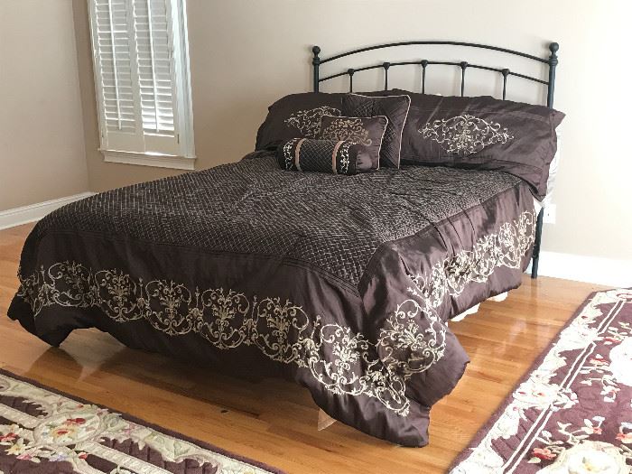 Verlo Mattress set in LIKE NEW CONDITION- QUEEN with bedding- on main floor ***GLEATONS.COM***
