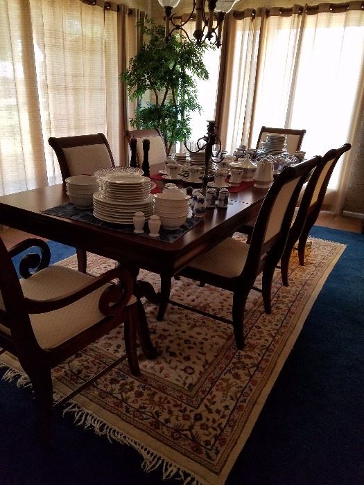 BROYHILL dining table and 6 chairs