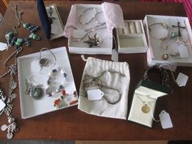 LOTS OF BEAUTIFUL JEWELREY