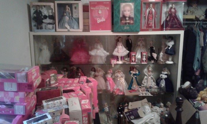 over 400 barbies, barbie clothes, barbie cases, accesories to enjoy and buy