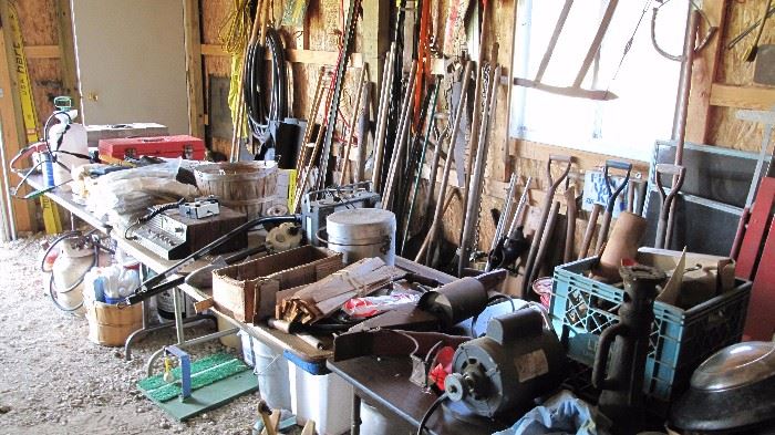 Many hand tools. Stihl saw, jacks, anchors the list goes on.