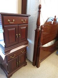 Queen Posterbed and Matching Night Stands