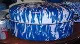 Blue & white graniteware/enamelware swirl covered roaster.