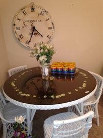 Round white wicker table & 4 small chairs