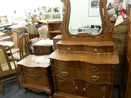 Lexington, solid oak in new condition! 