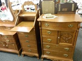 Lexington, solid oak in new condition! 