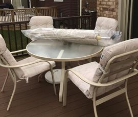 Patio set w/4 chairs, umbrella and small side table