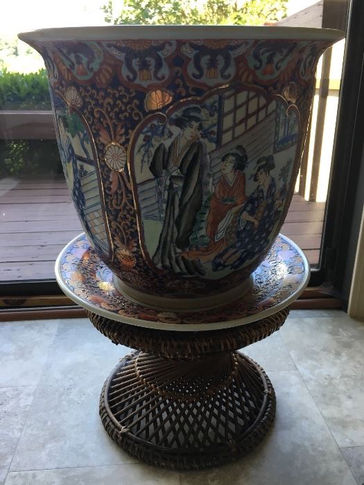 Porcelain urn with plate and stand