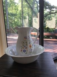 Porcelain pitcher with bowl