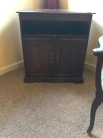 Corner cabinet