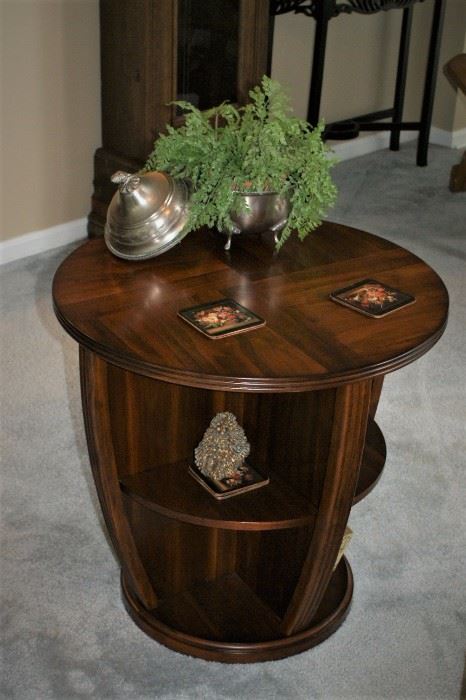 Round end table with shelves