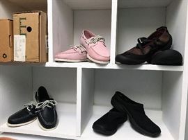 LAND ENDS BOAT SHOES - 8.5 NARROW, MERRILL SHOES SIZE 10