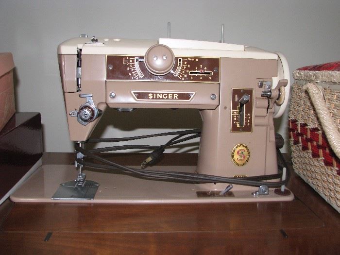 Singer 401A Slant-O-Matic Sewing Machine