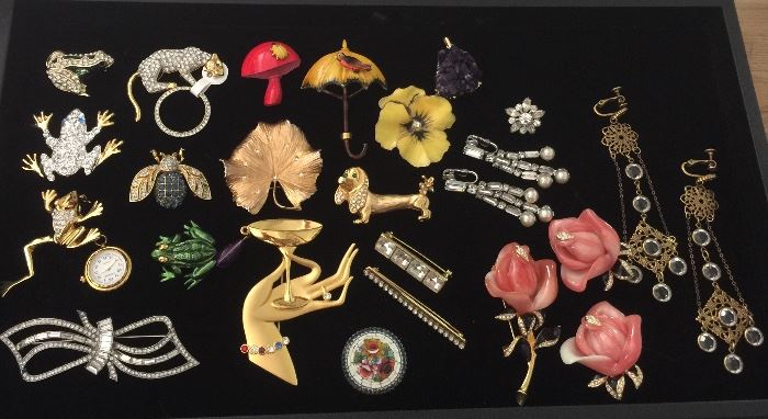 Assortment of good Vintage costume jewelry