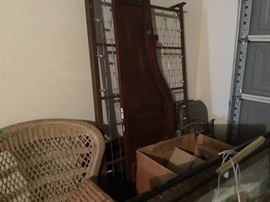 Day bed & small wicker bench