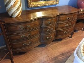 Bassett vintage French Provincial 9 drawer dresser