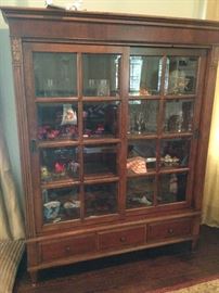 Ethan Allen Curio w/ Sliding Glass Doors