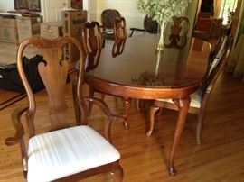 Thomasville Dining Room Table w/ 2 Leaves & 6 Chairs