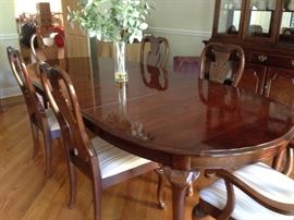 Thomasville Dining Room Table w/ 2 Leaves & 6 Chairs