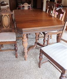 Dining Table w/4 Chairs & Leaf