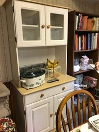 Cute Kitchen hutch.