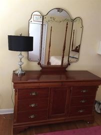 Betsy Cameron Lexington 11 Drawer Maple Dresser w/ 3 Panel Mirror (56’’ x 19’’ x 34’’) H w/ Mirror (76’’)