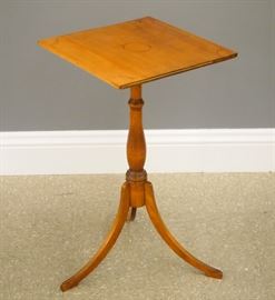 New England inlaid maple candlestand, early 19th century.