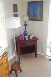 Mahogany end table & lamps.