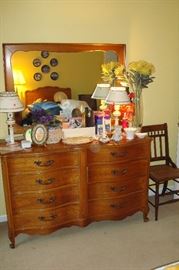 Dresser to twin bedroom suite.