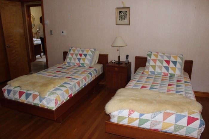 Beautiful teak twin bedroom set in mint condition