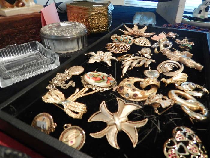 COSTUME JEWELRY INCLUDING SIGNED PIECES BY VENDOME, KRAMER, ETC