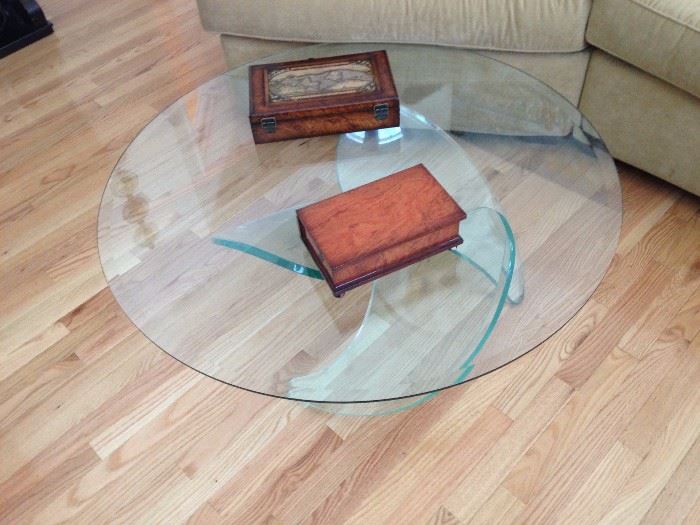 Propeller base glass cocktail table
