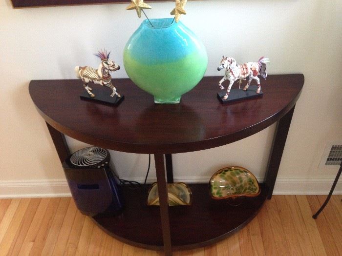 Half-moon occasional table with pocket vase, horses and "Murano-like" bent glass candies