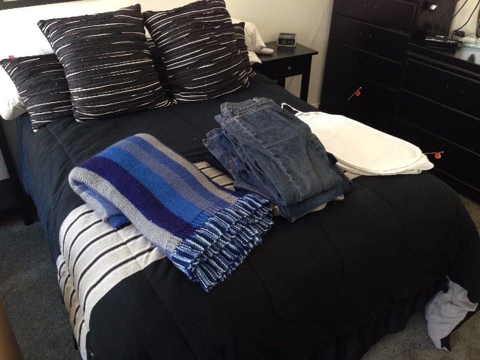Black room bedding/pillows